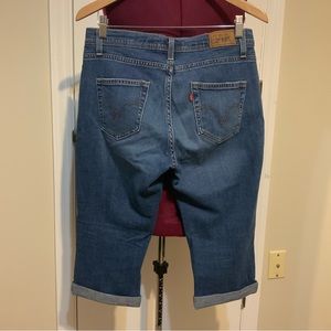 Like New Levi’s 529 Curve medium Wash Blue Capris Jeans Women’s